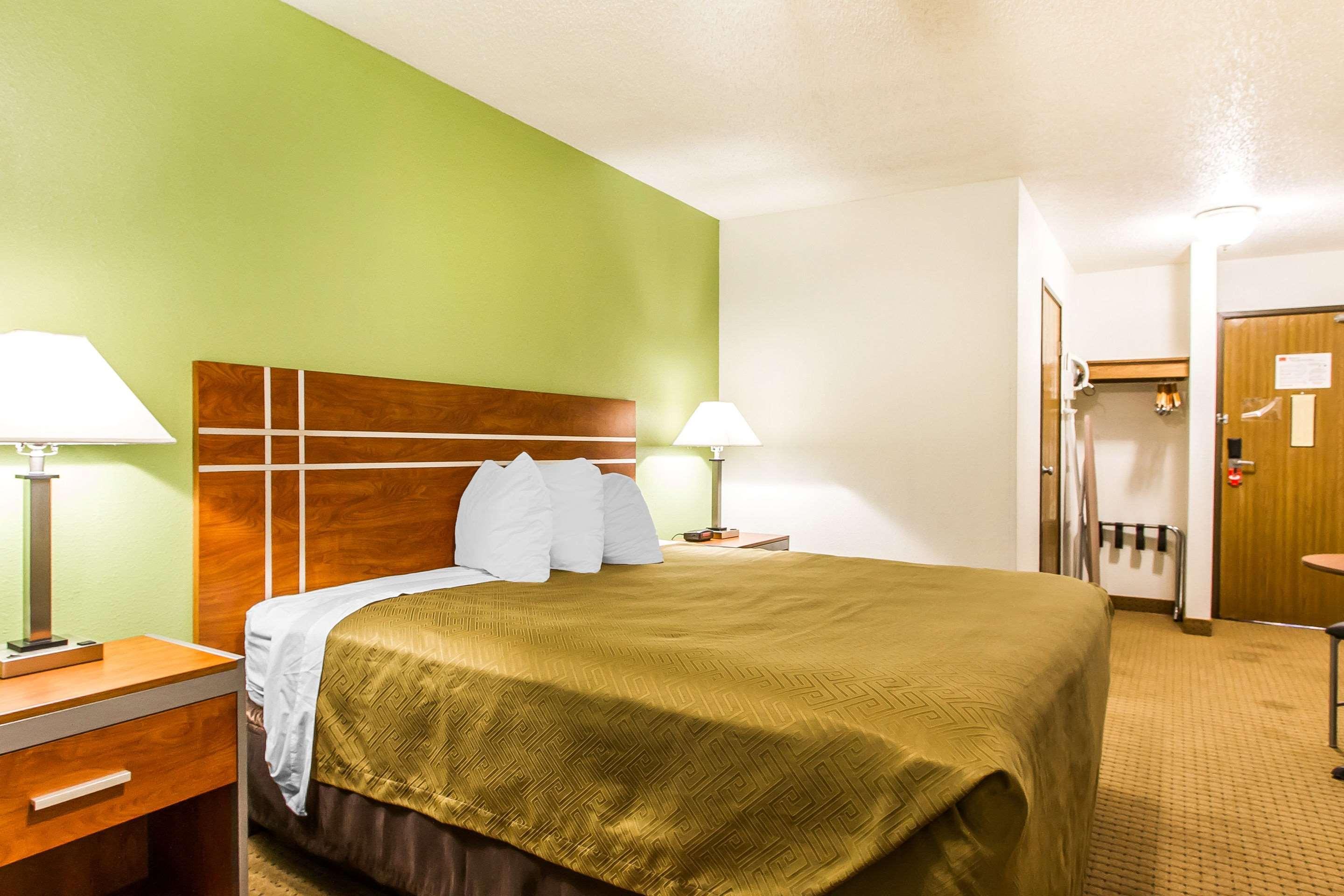 Econo Lodge & Suites Pekin エクステリア 写真
