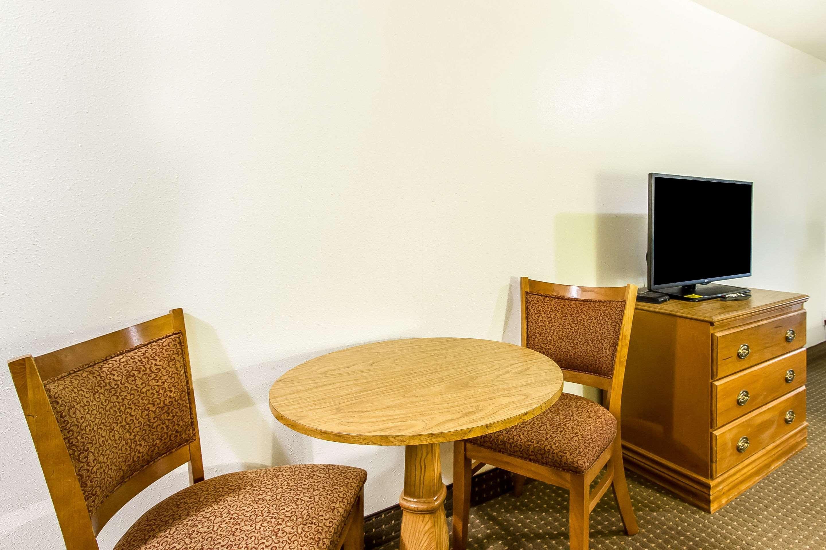 Econo Lodge & Suites Pekin エクステリア 写真