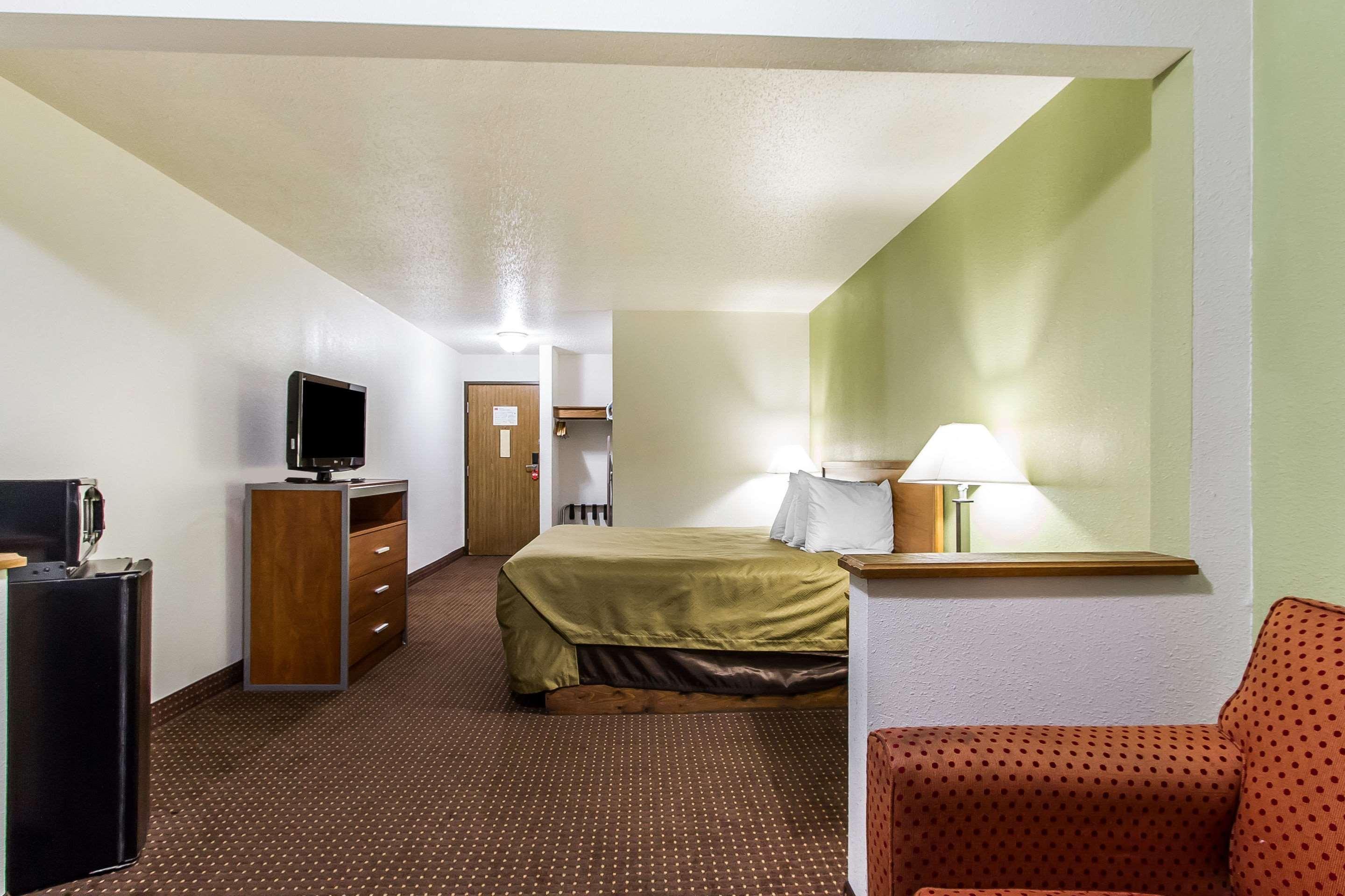 Econo Lodge & Suites Pekin エクステリア 写真