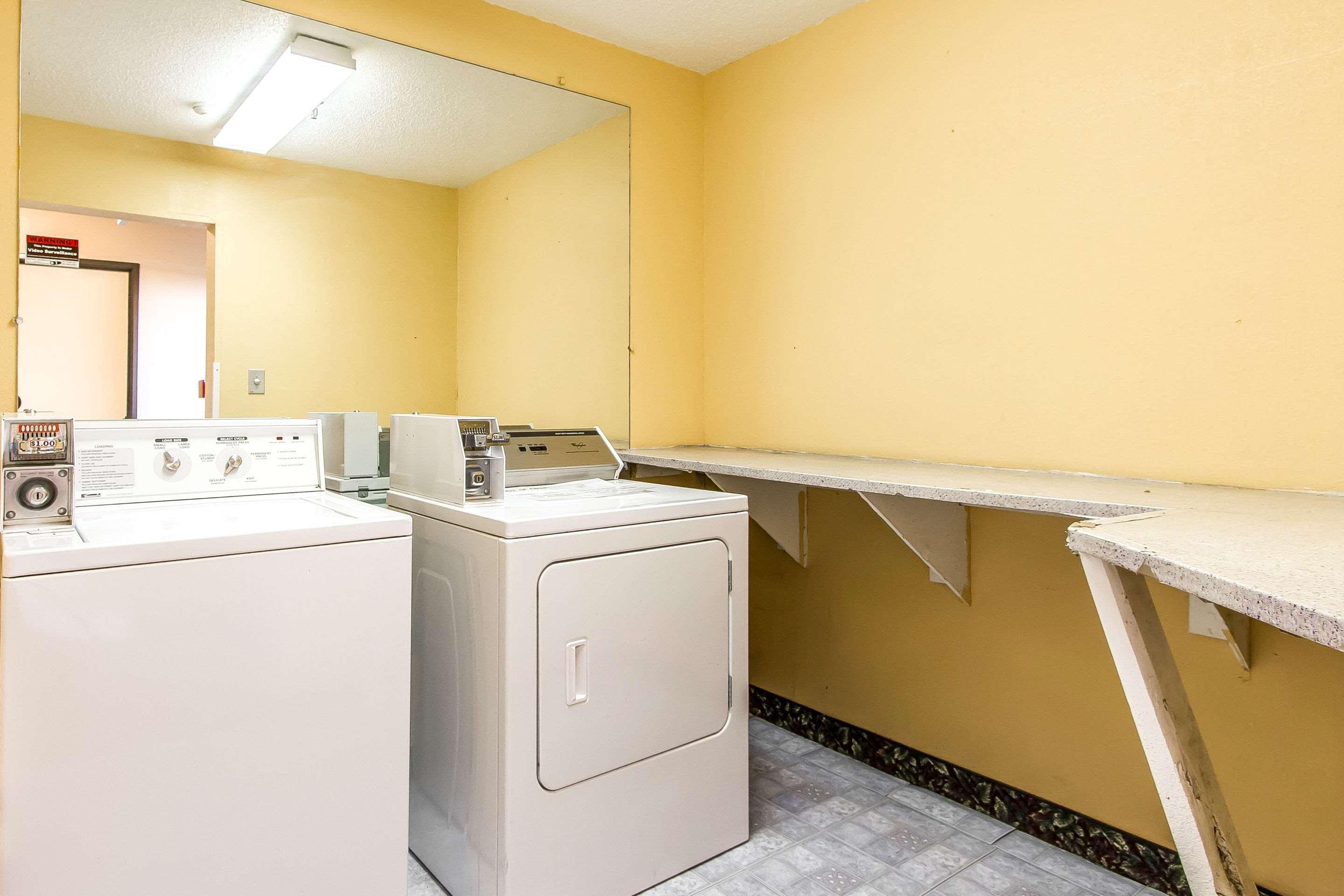 Econo Lodge & Suites Pekin エクステリア 写真