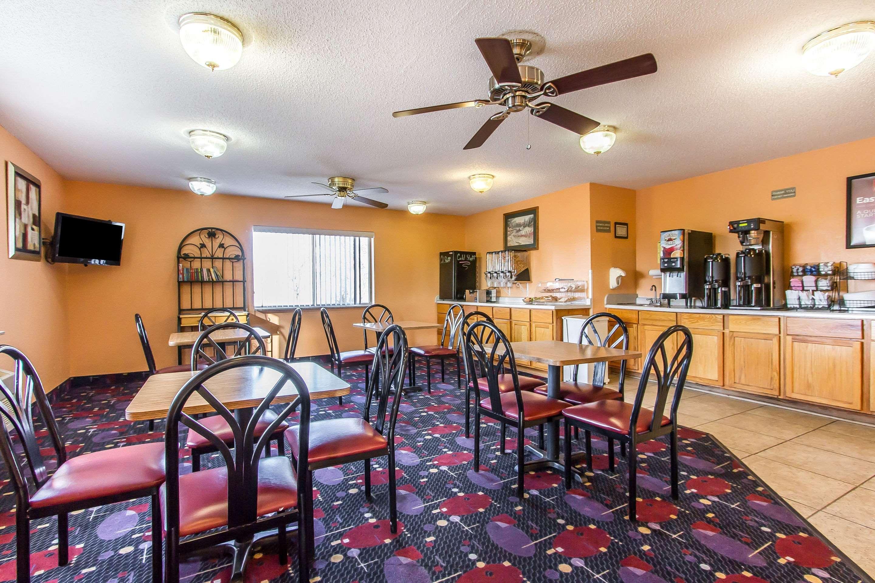Econo Lodge & Suites Pekin エクステリア 写真