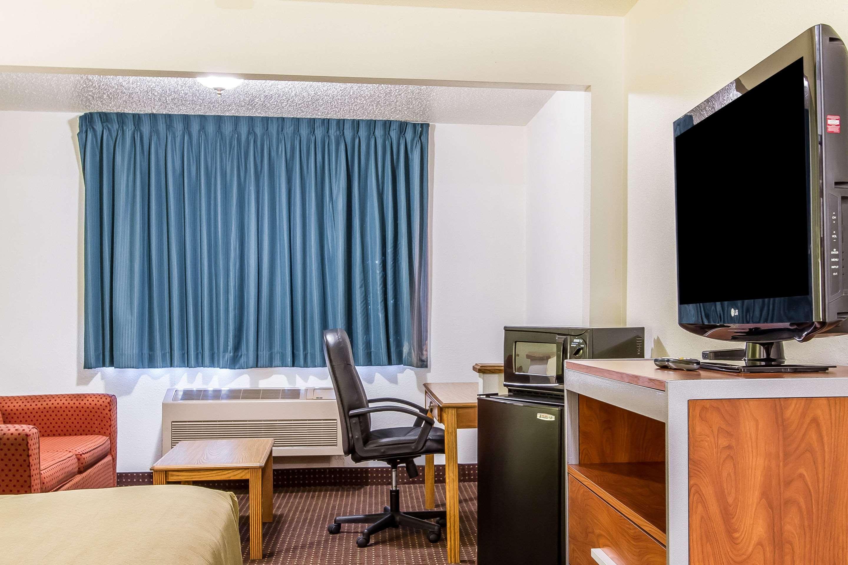 Econo Lodge & Suites Pekin エクステリア 写真