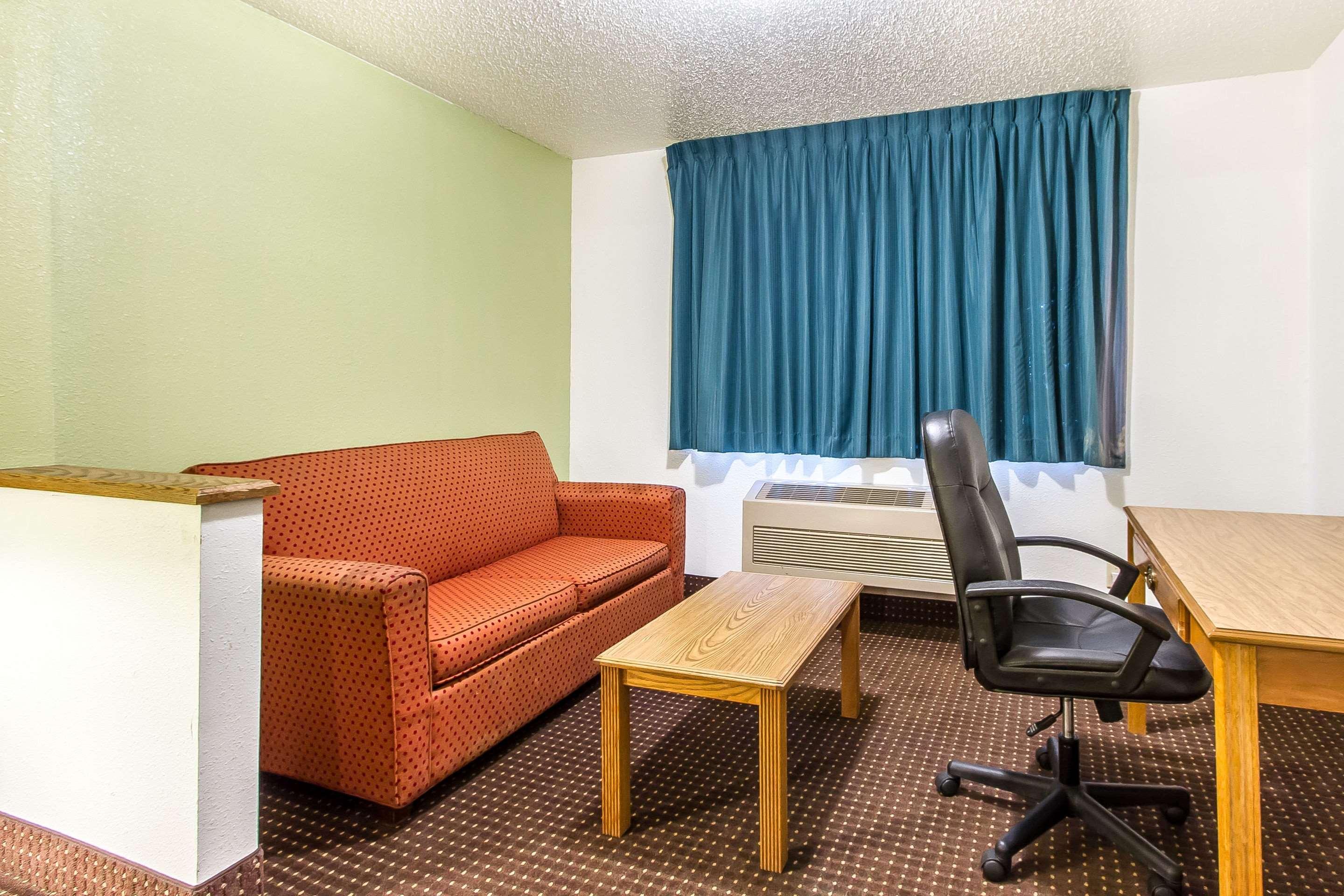 Econo Lodge & Suites Pekin エクステリア 写真