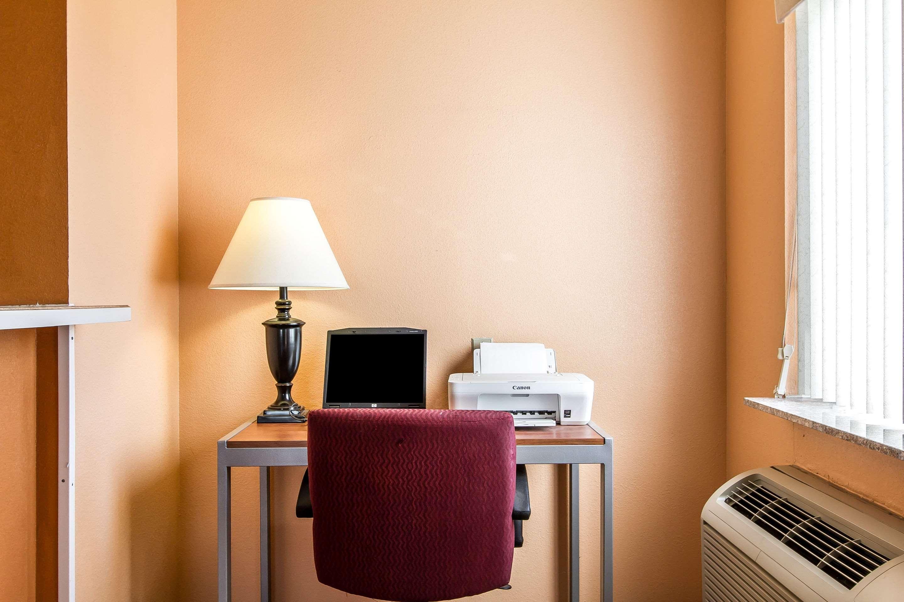 Econo Lodge & Suites Pekin エクステリア 写真