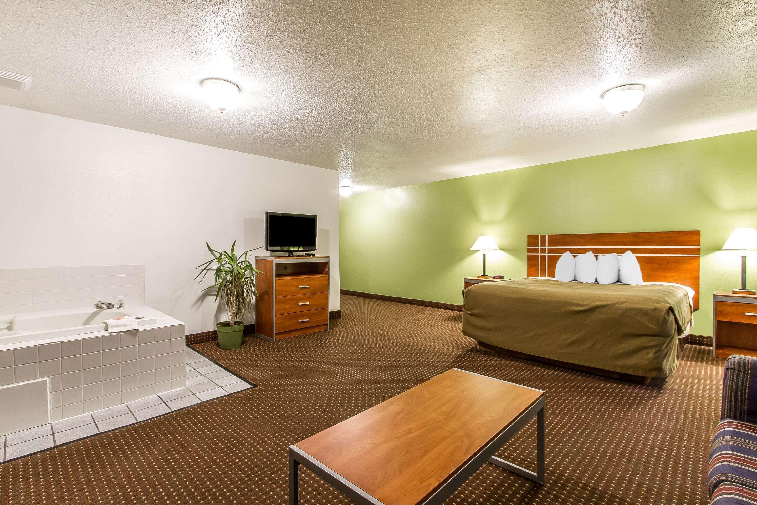 Econo Lodge & Suites Pekin エクステリア 写真
