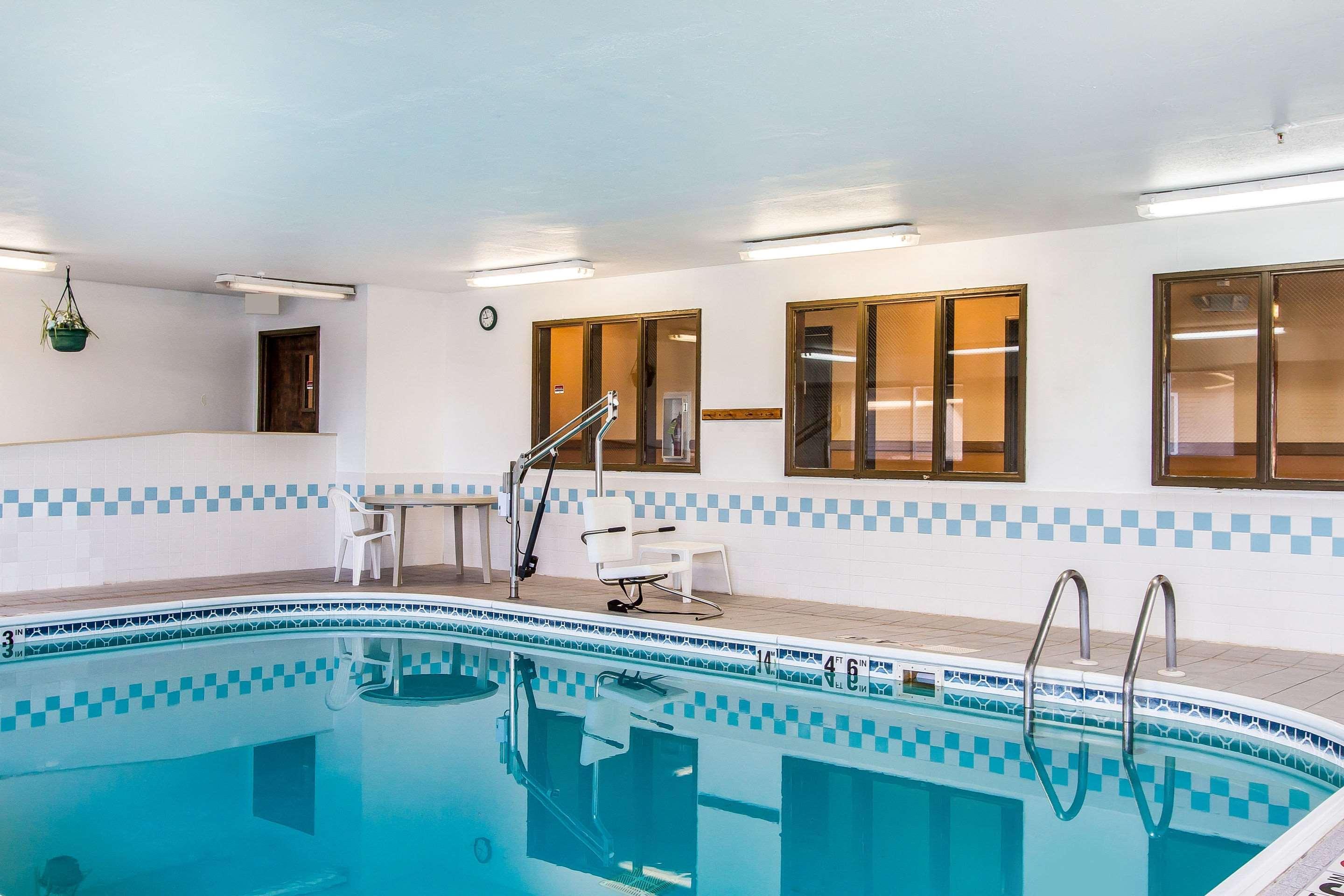 Econo Lodge & Suites Pekin エクステリア 写真
