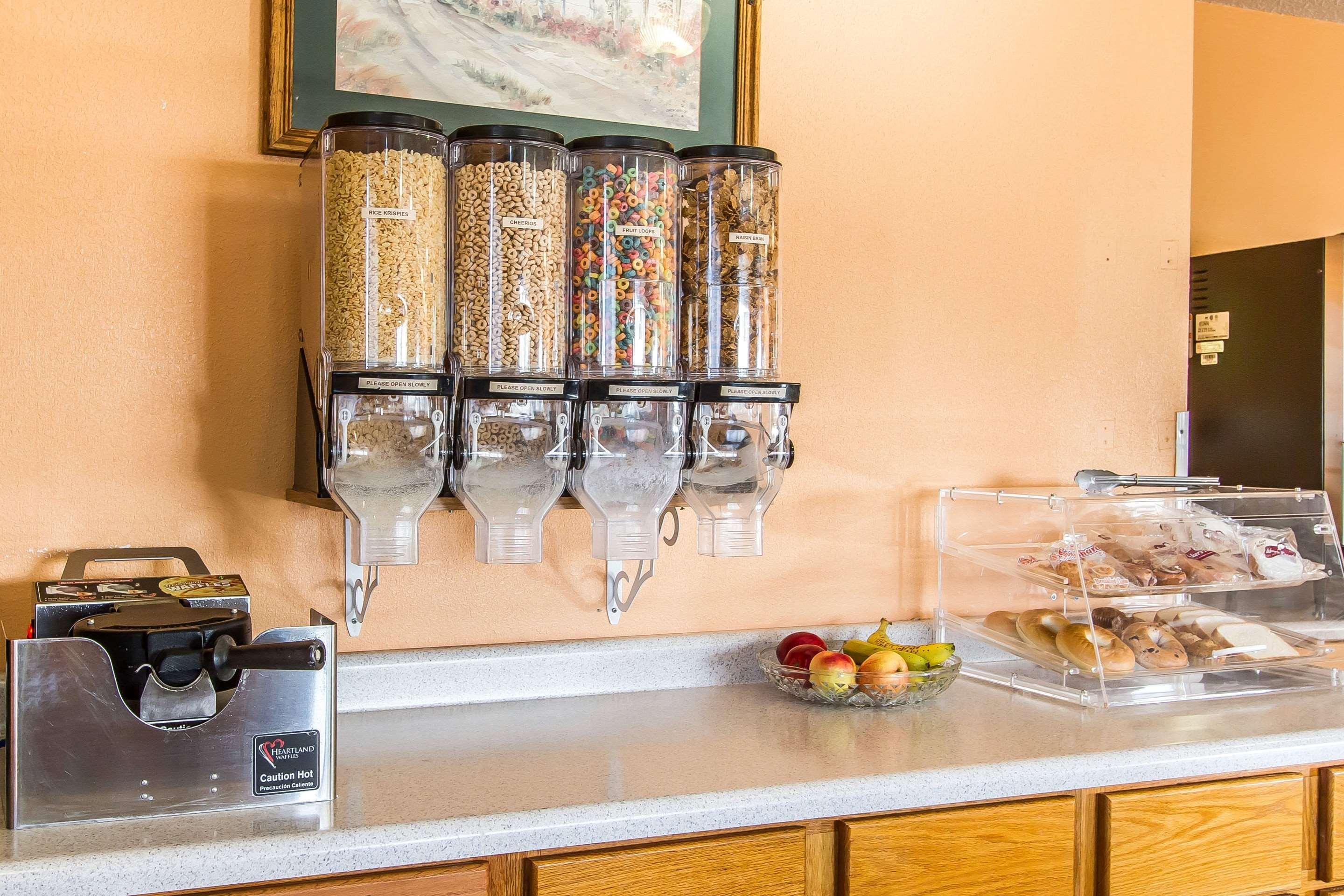 Econo Lodge & Suites Pekin エクステリア 写真