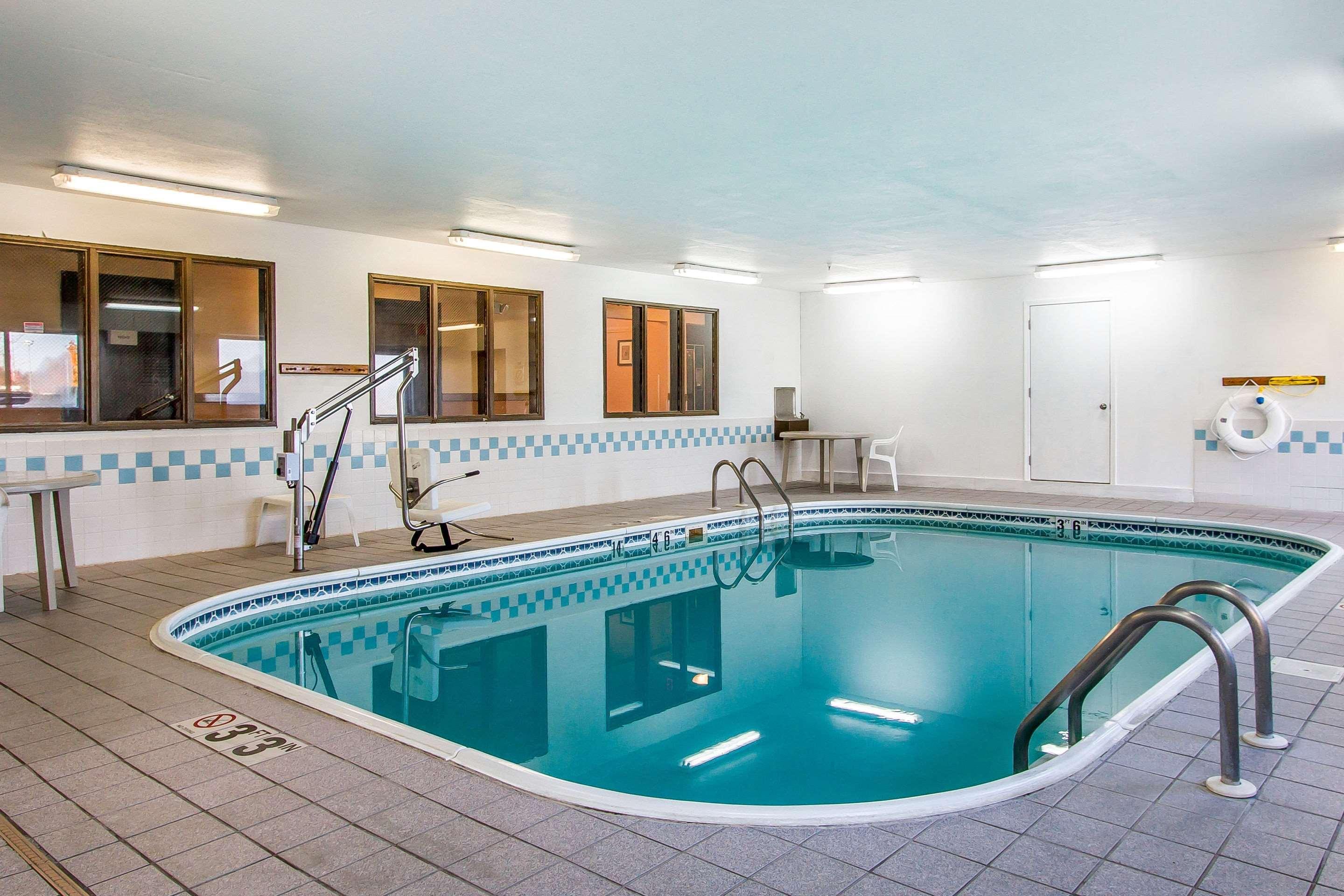 Econo Lodge & Suites Pekin エクステリア 写真